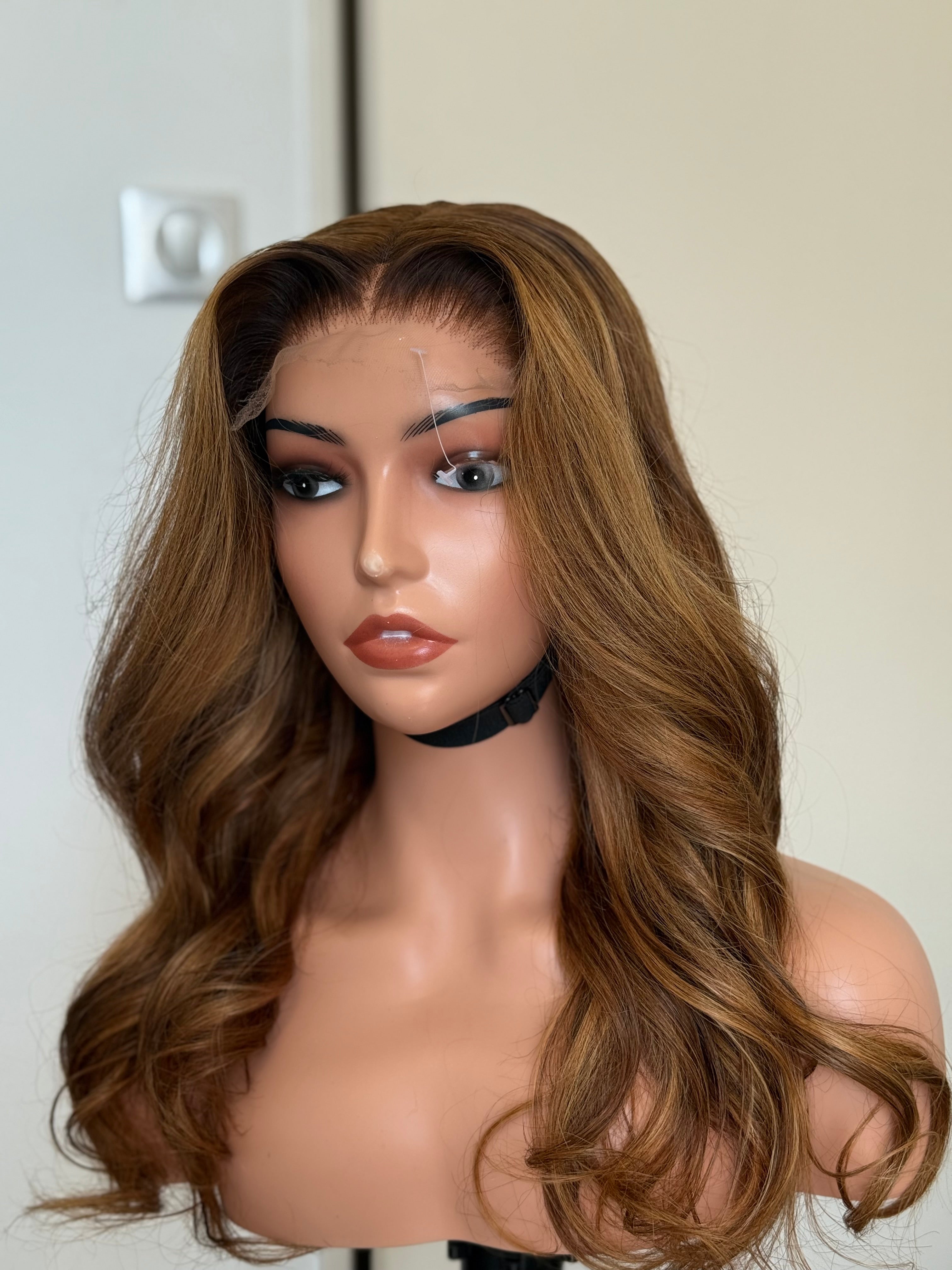 Perruque cheveux vierges Glueless Ondulée Brun Miel – Lace Front HD – Cheveux 100 % Humains