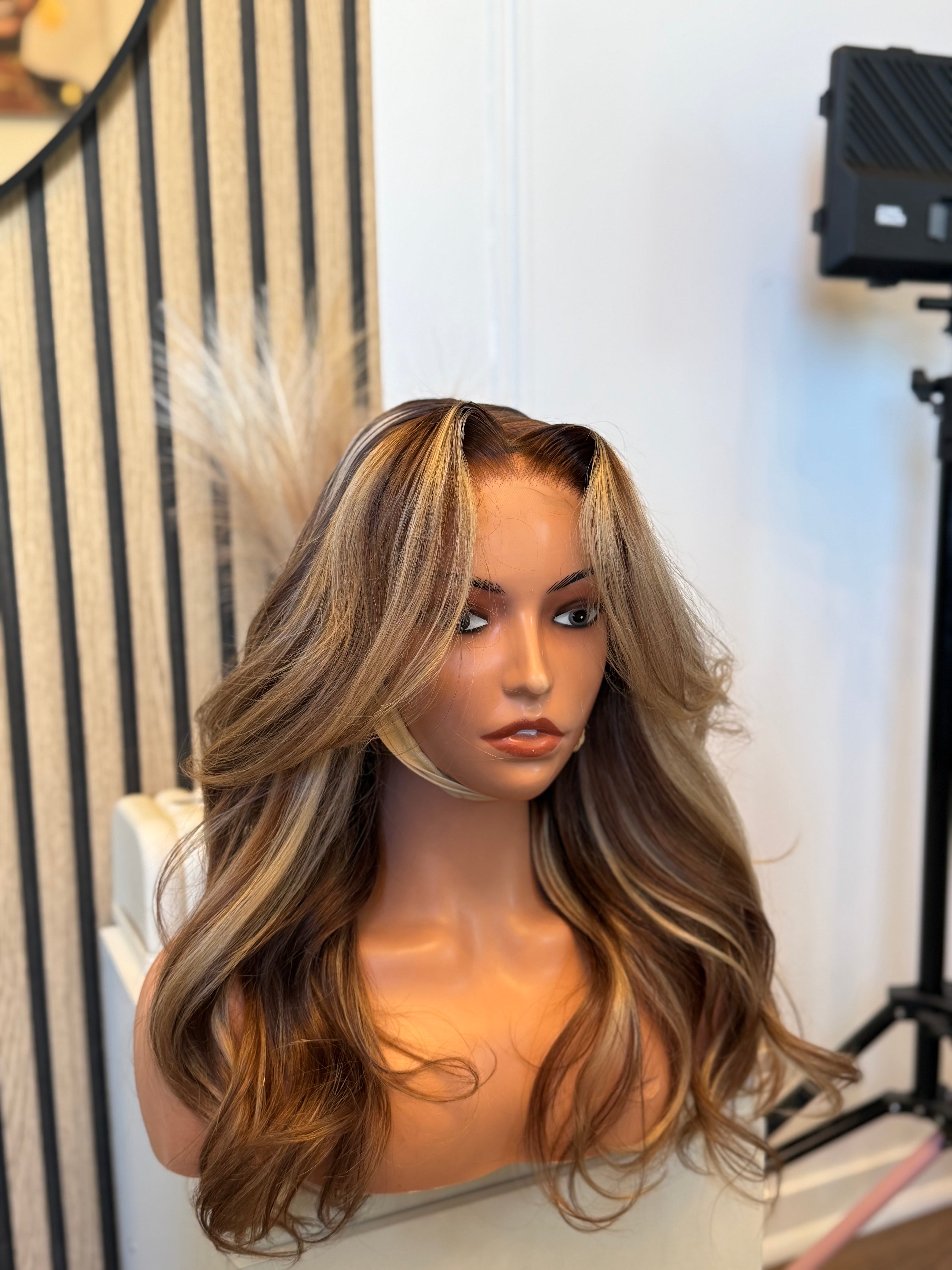 Perruque cheveux vierges - Nina blond HD lace glueless ready to wear