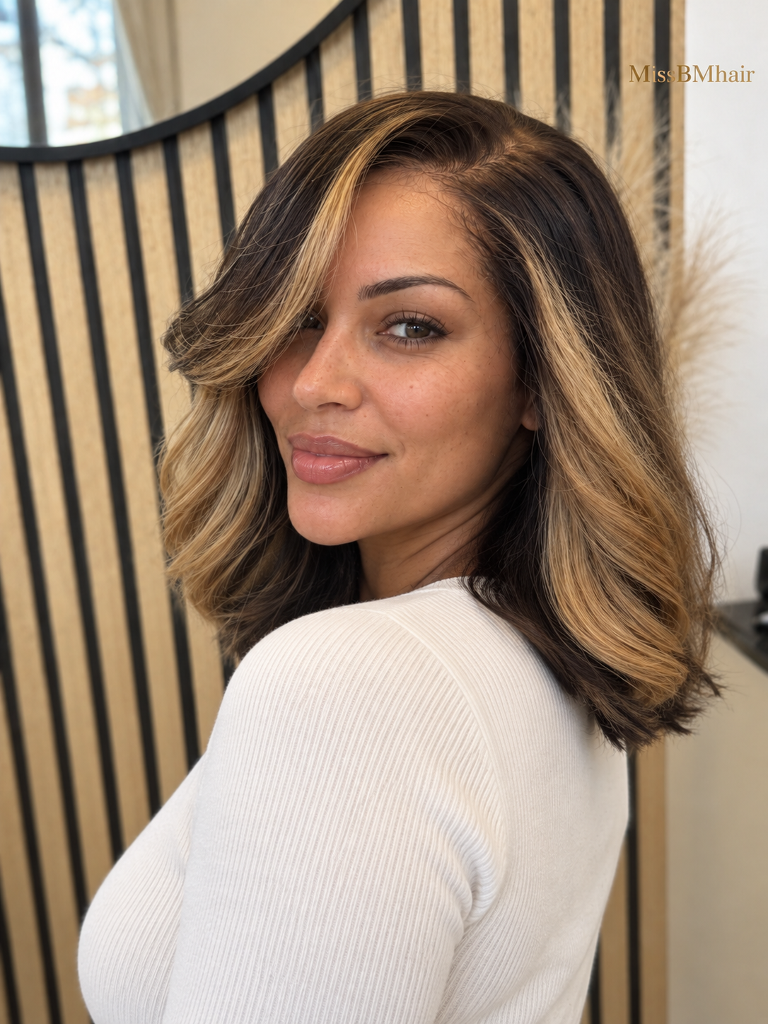 Perruque courte bob brune avec mèches blondes devant le visage – MissBMhair (photo 2)