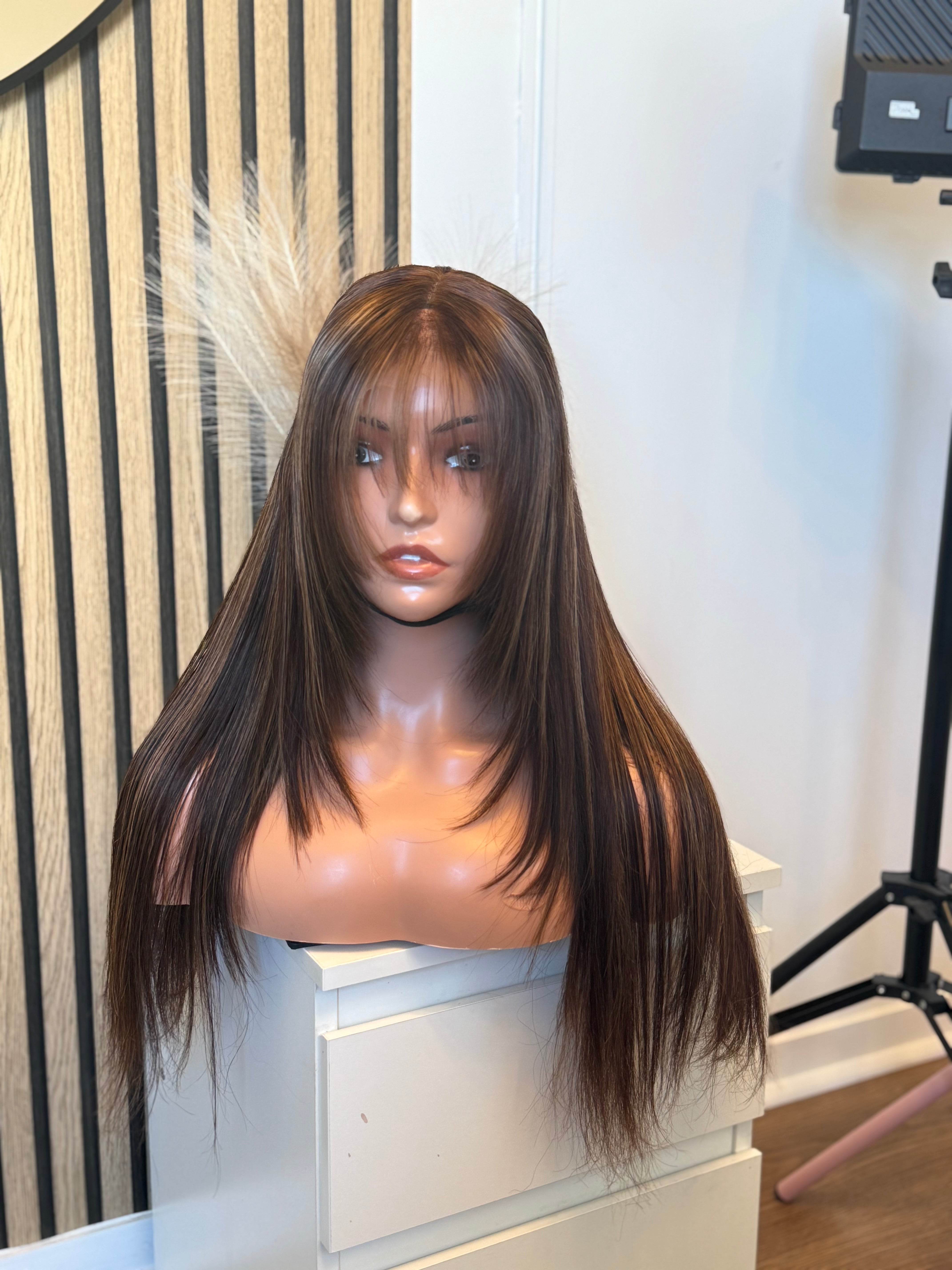 Perruque cheveux vierges- alicia HD frange layers ready to wear