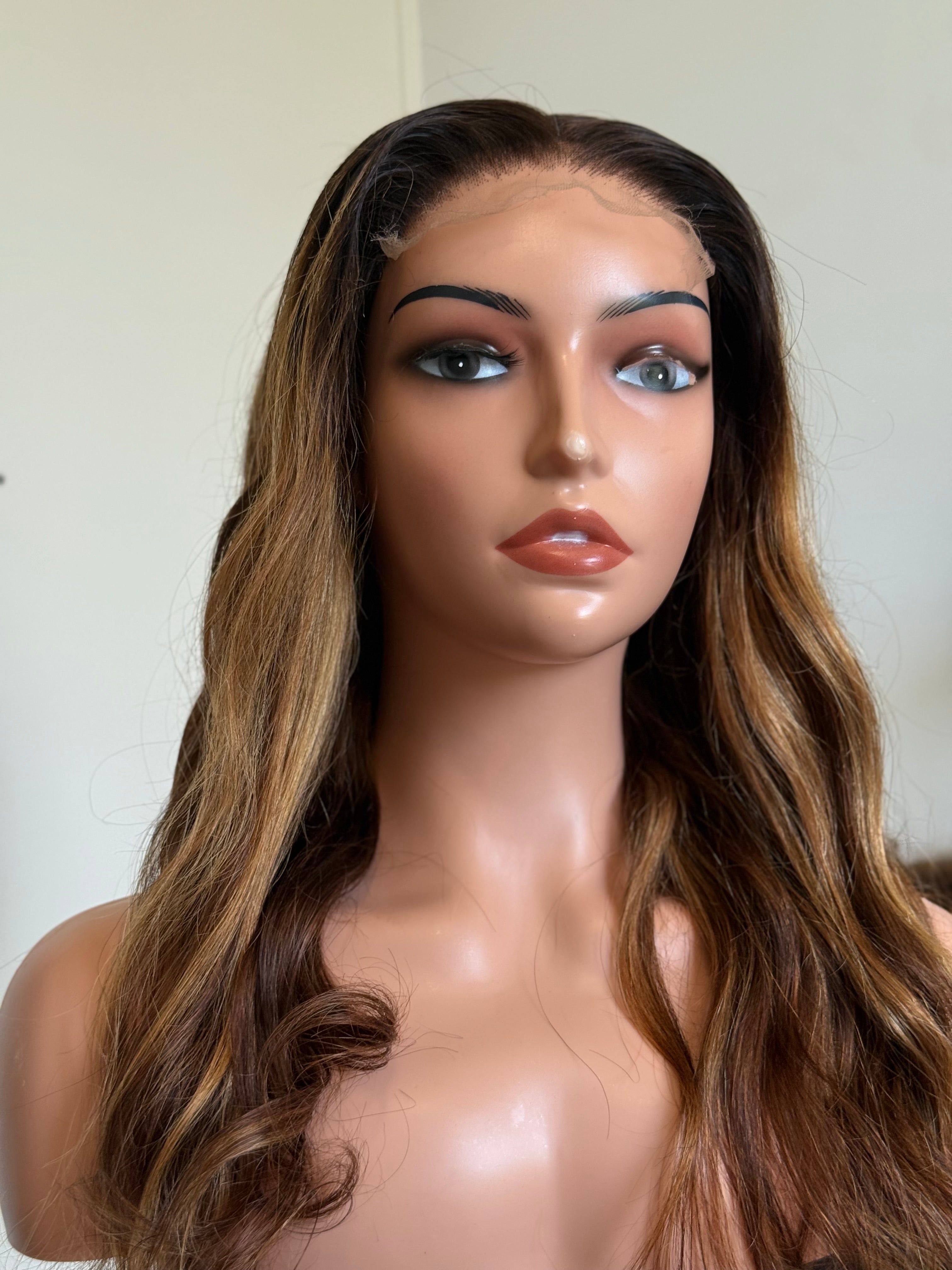 Perruque Glueless Lisse-Ondulée Brun Chocolat Méché Blond Miel – Lace Front HD – Cheveux 100 % Humains