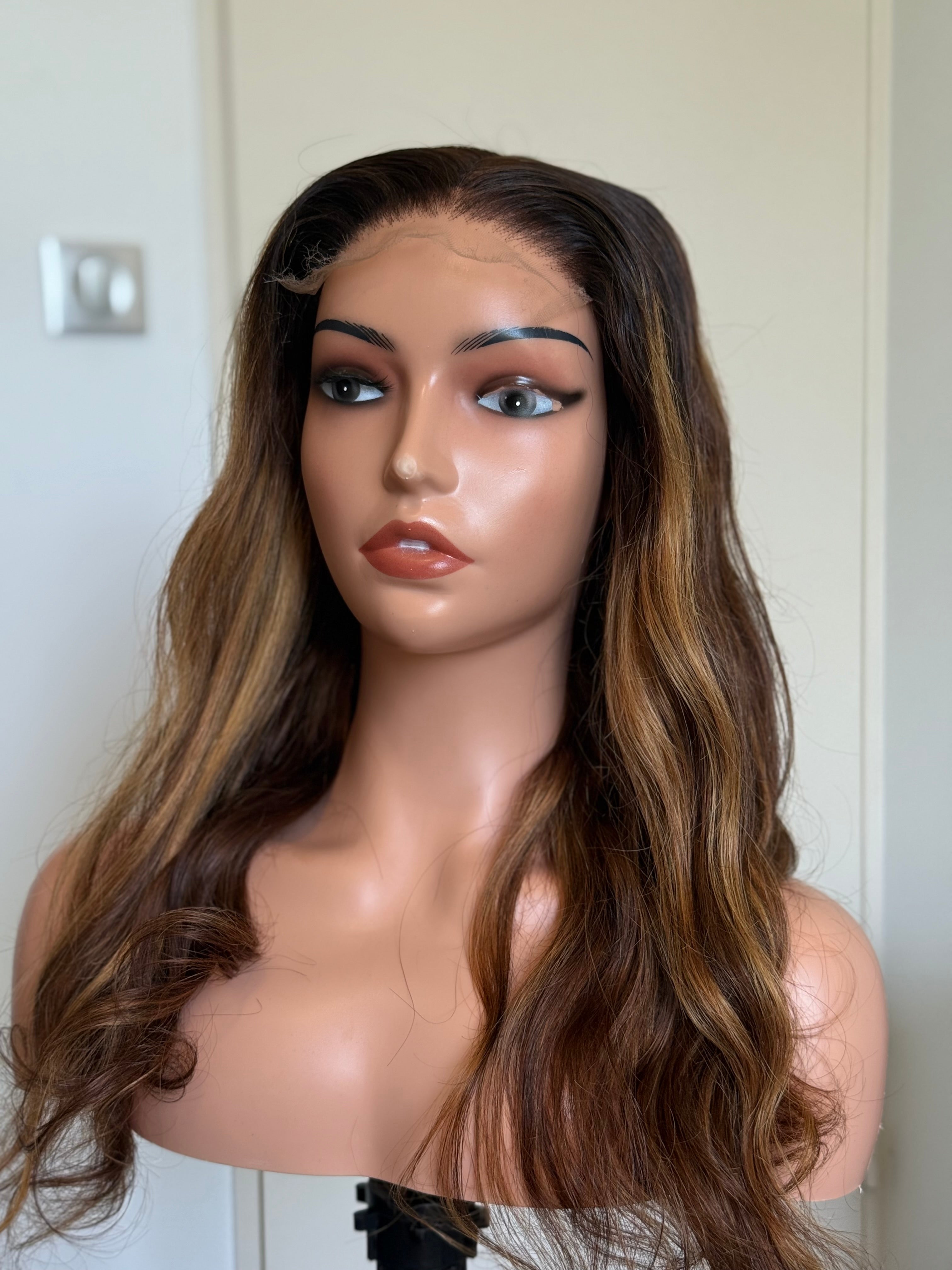 Perruque Glueless Lisse-Ondulée Brun Chocolat Méché Blond Miel – Lace Front HD – Cheveux 100 % Humains