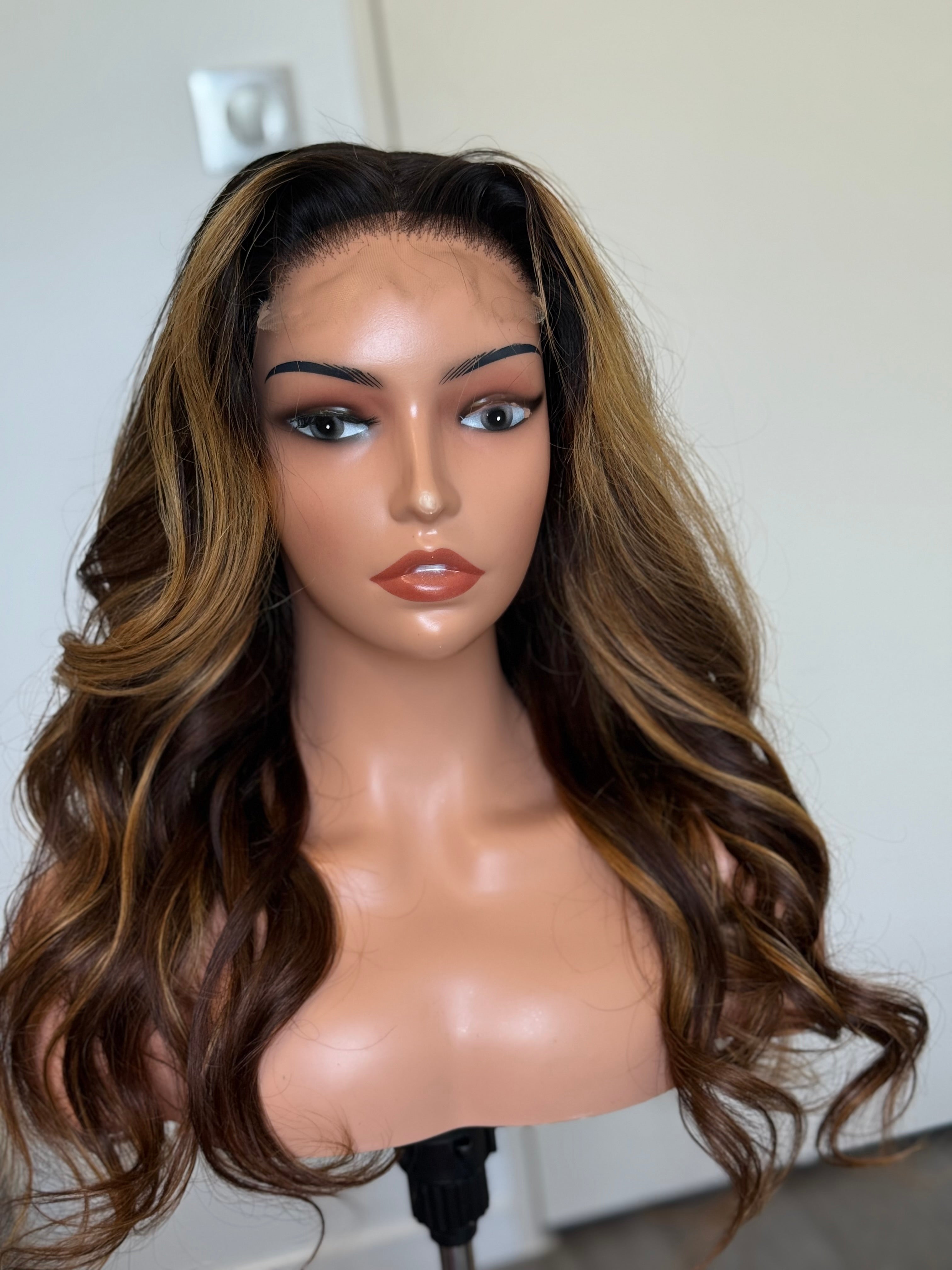 Perruque Glueless Ondulée Brun Foncé Méché Blond Miel – Lace closure HD – Cheveux 100 % Humains