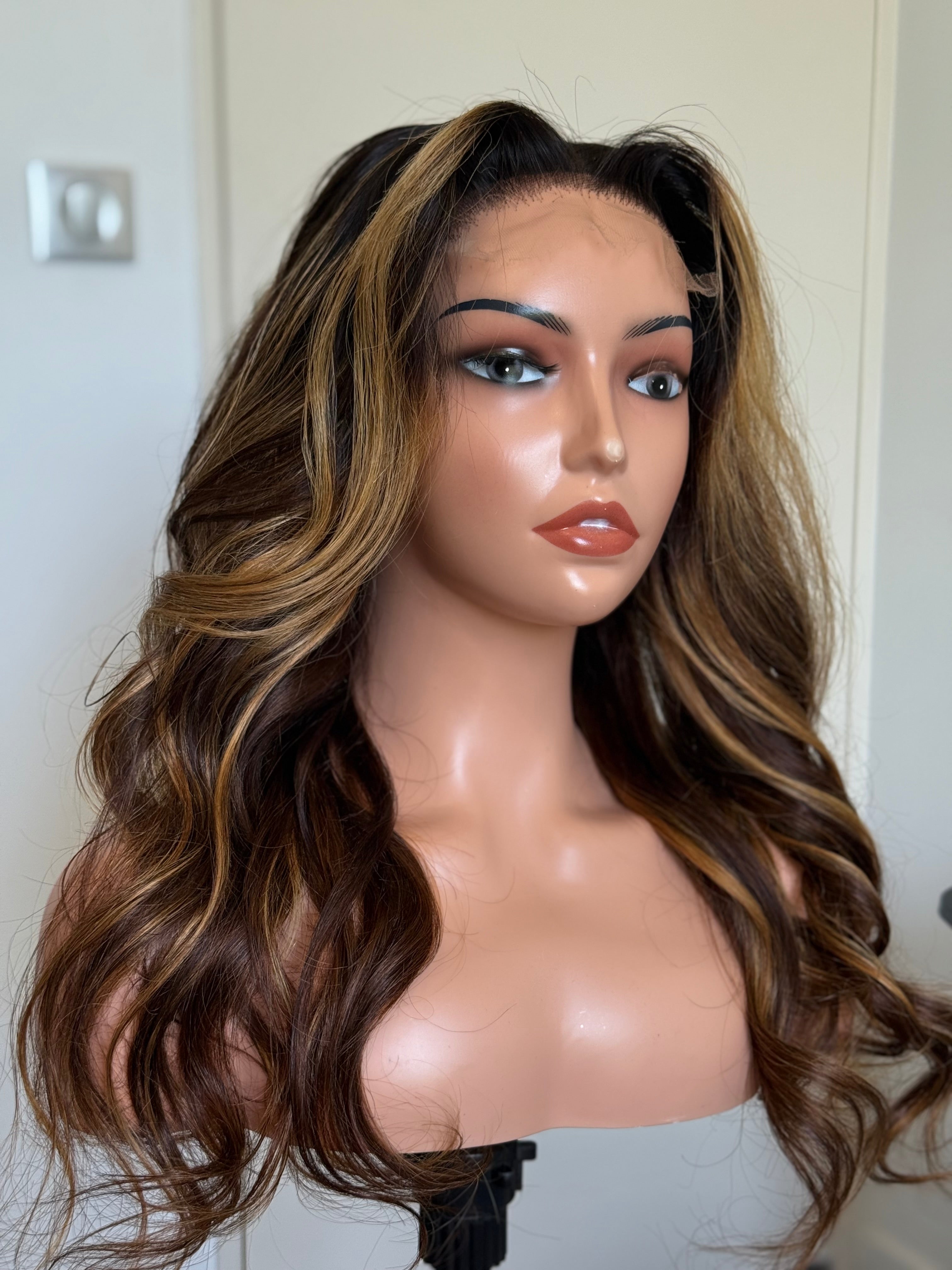 Perruque Glueless Ondulée Brun Foncé Méché Blond Miel – Lace closure HD – Cheveux 100 % Humains