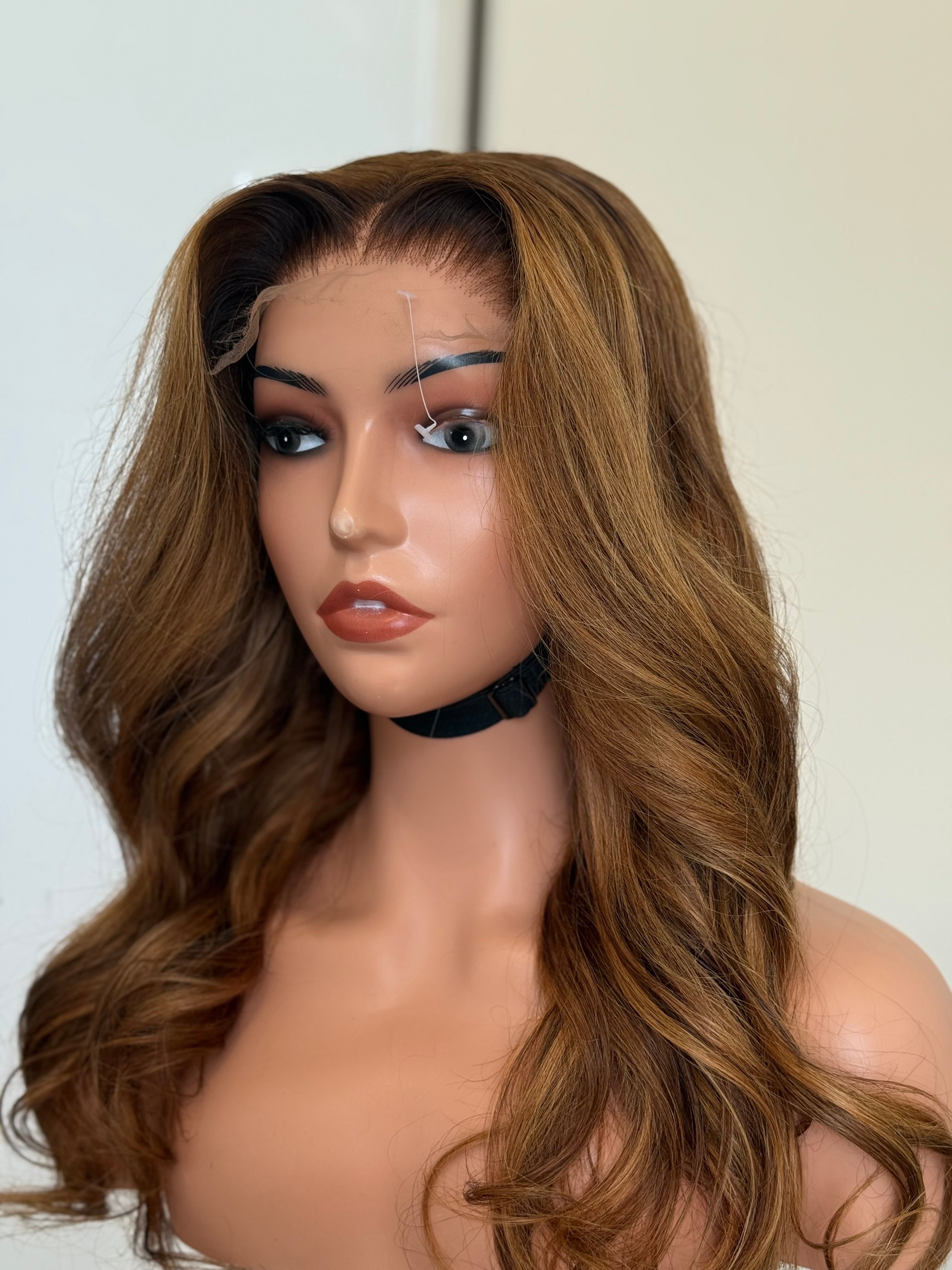 Perruque cheveux vierges Glueless Ondulée Brun Miel – Lace Front HD – Cheveux 100 % Humains