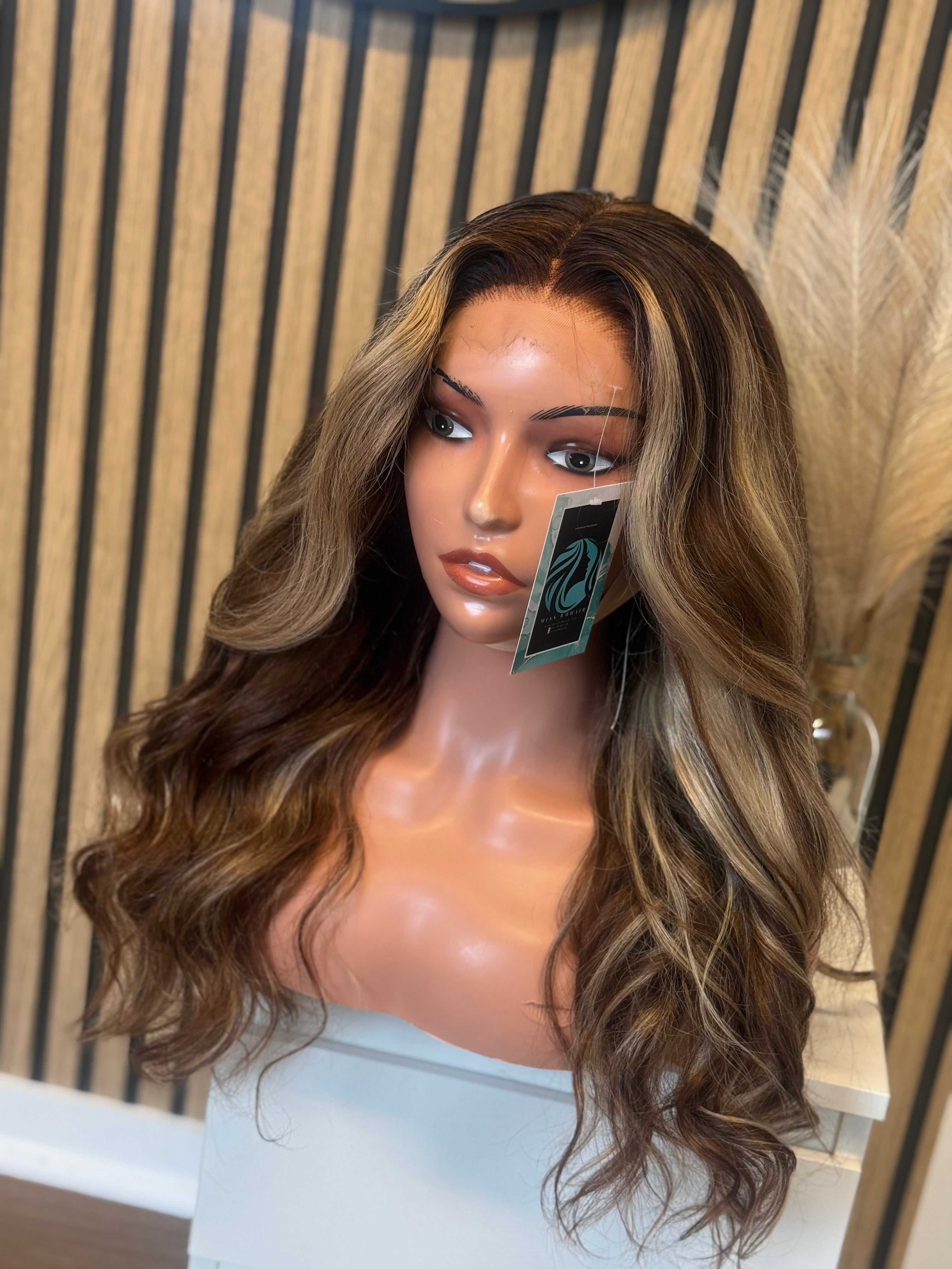 Perruque cheveux vierges- Katherine HD ondulé glueless