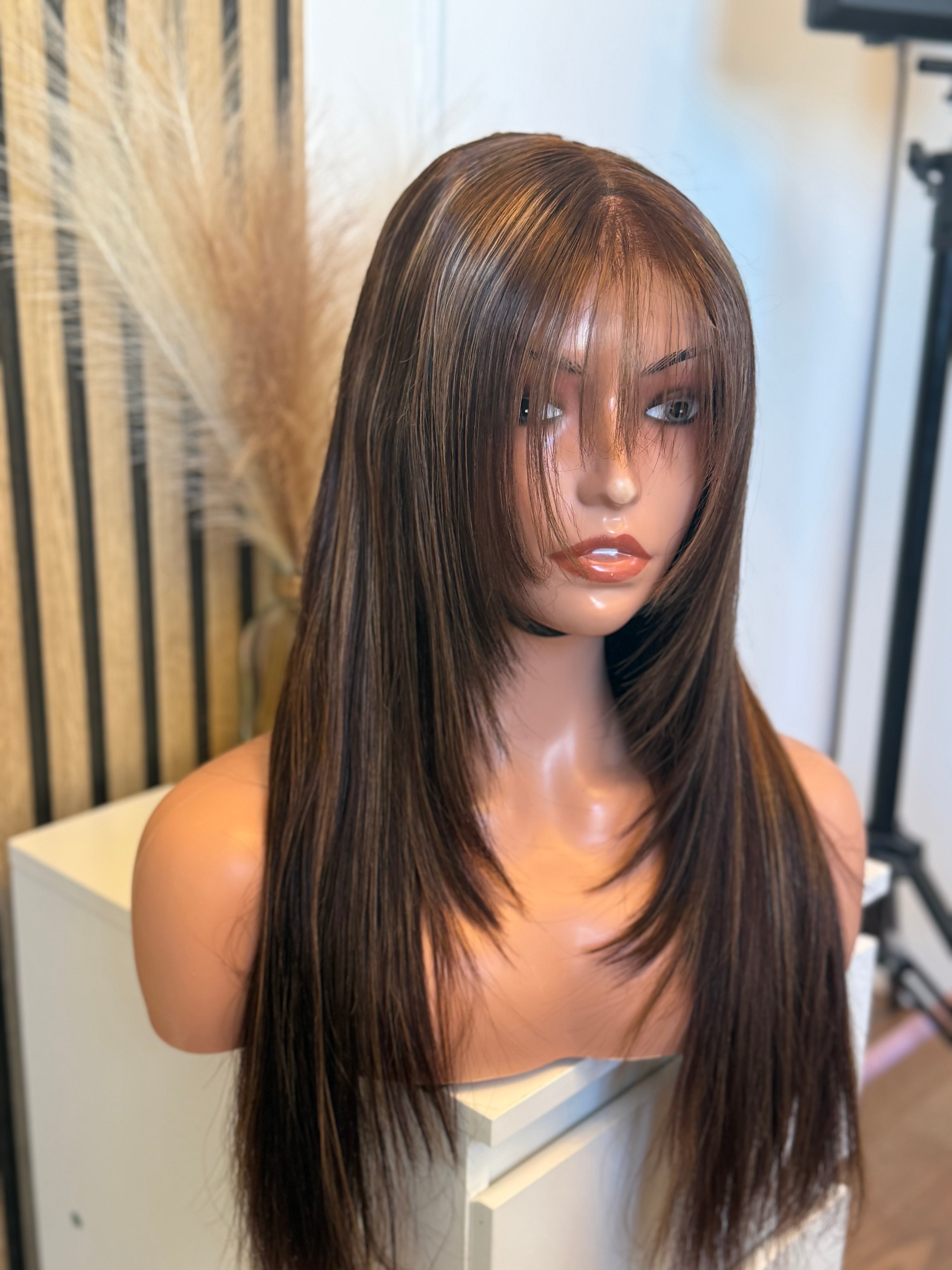 Perruque cheveux vierges- alicia HD frange layers ready to wear
