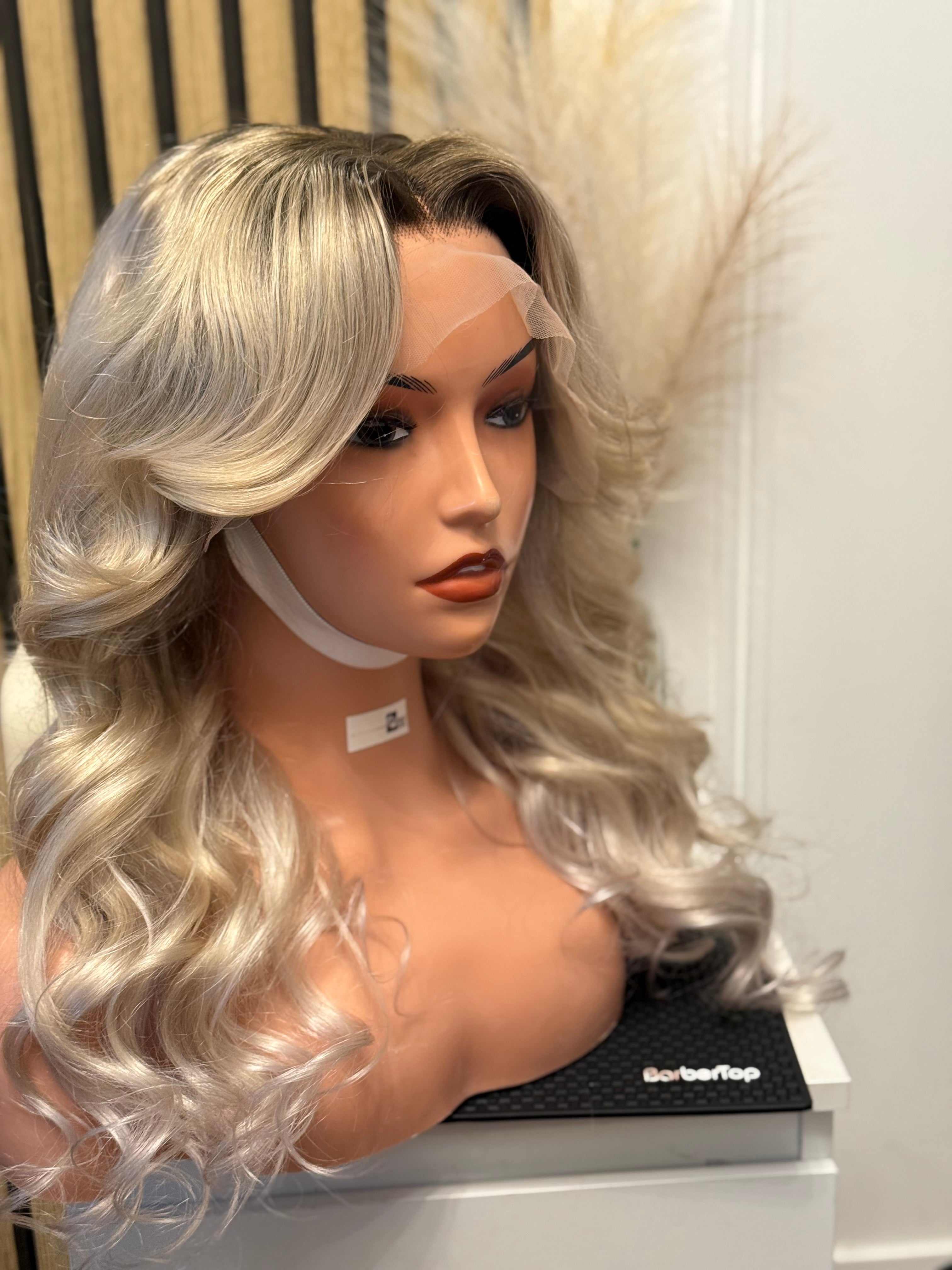 perruque blonde transformation look