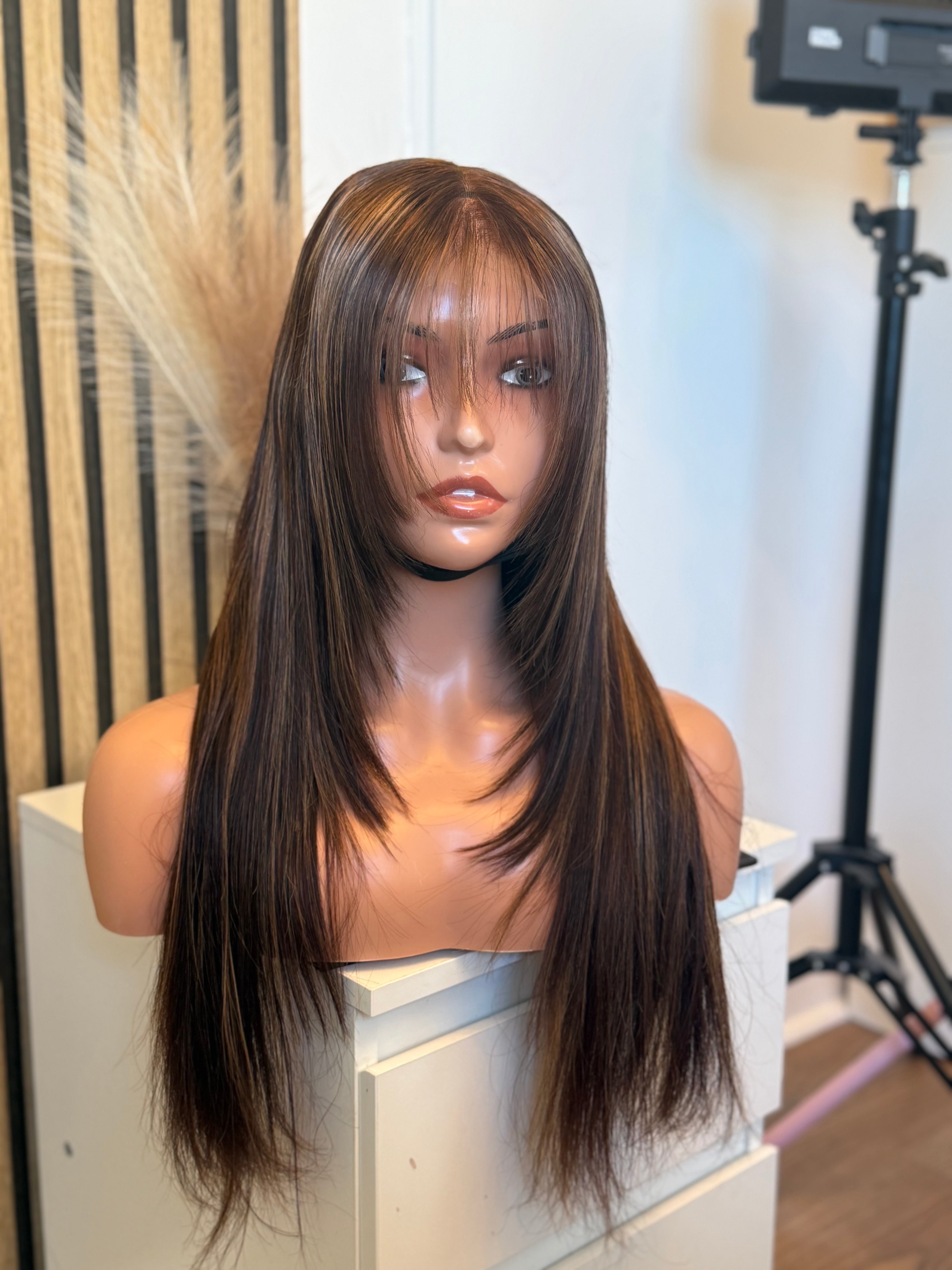 Perruque cheveux vierges- alicia HD frange layers ready to wear