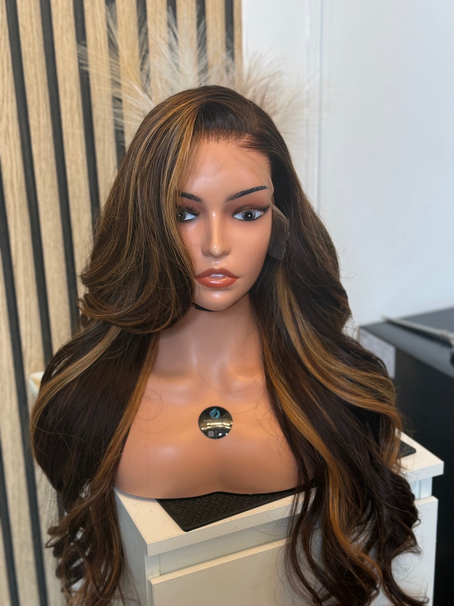 Perruque Cheveux Vierges Honey Blonde HD Lace 5x5 Glueless – Dolly Wig