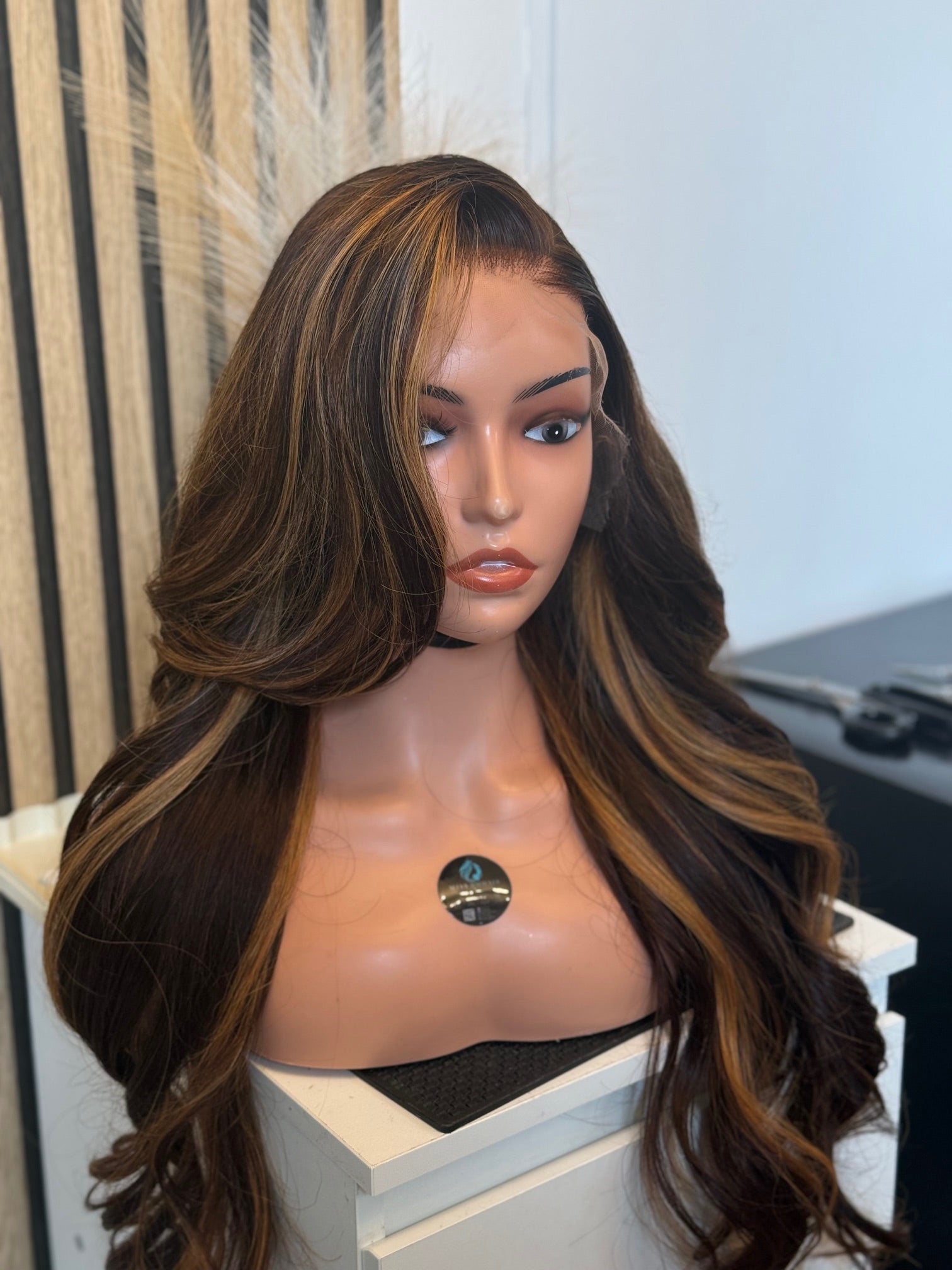 Perruque Cheveux Vierges Honey Blonde HD Lace 5x5 Glueless – Dolly Wig