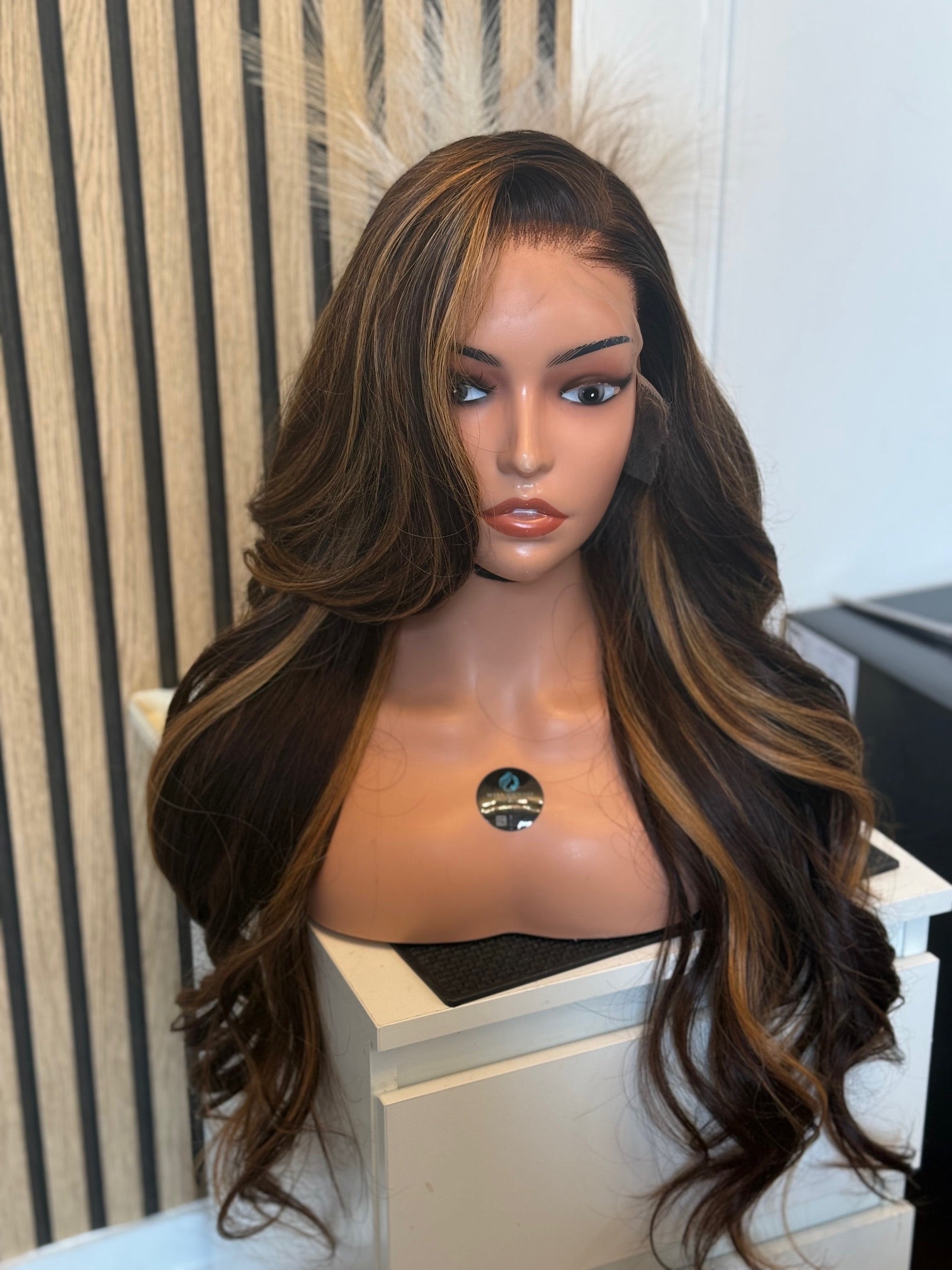 Perruque Cheveux Vierges Honey Blonde HD Lace 5x5 Glueless – Dolly Wig