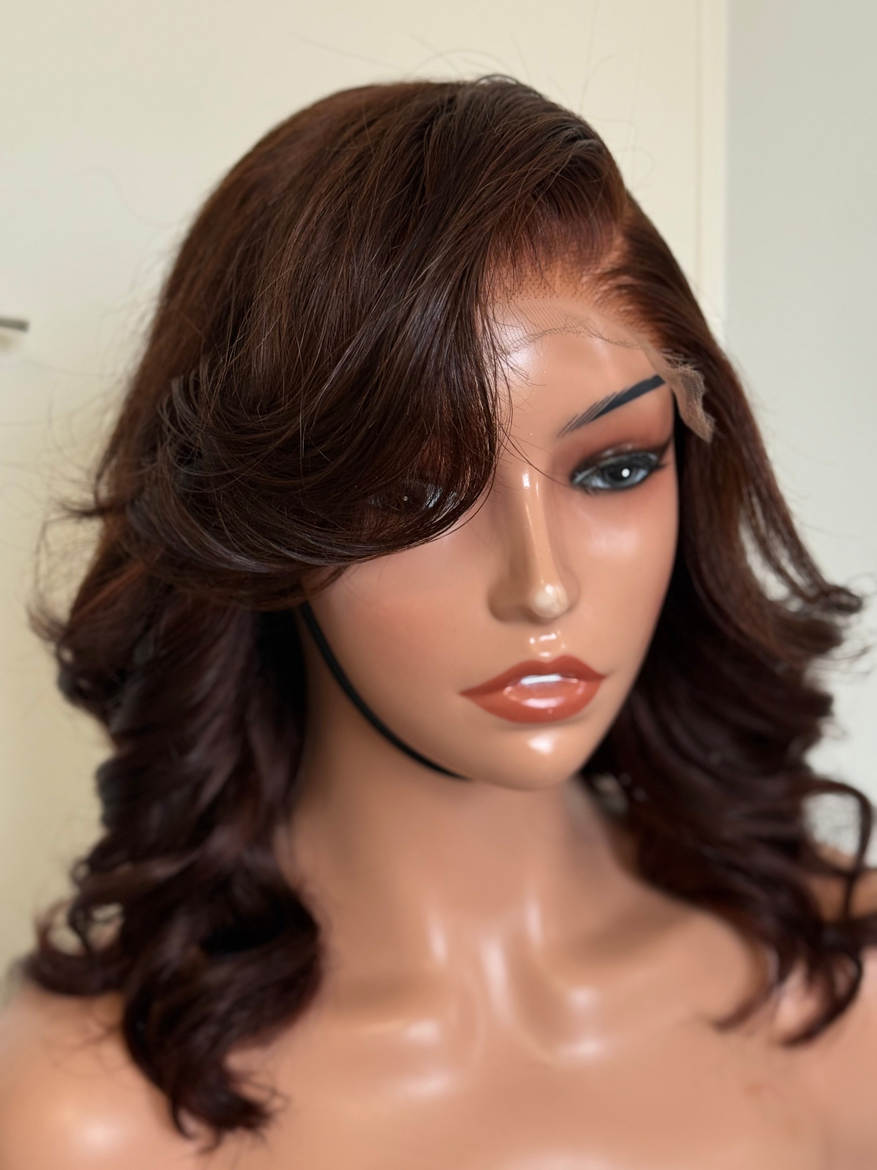 Perruque glueless bob marron en cheveux vierges humains NIKY avec HD lace – Prête à porter
