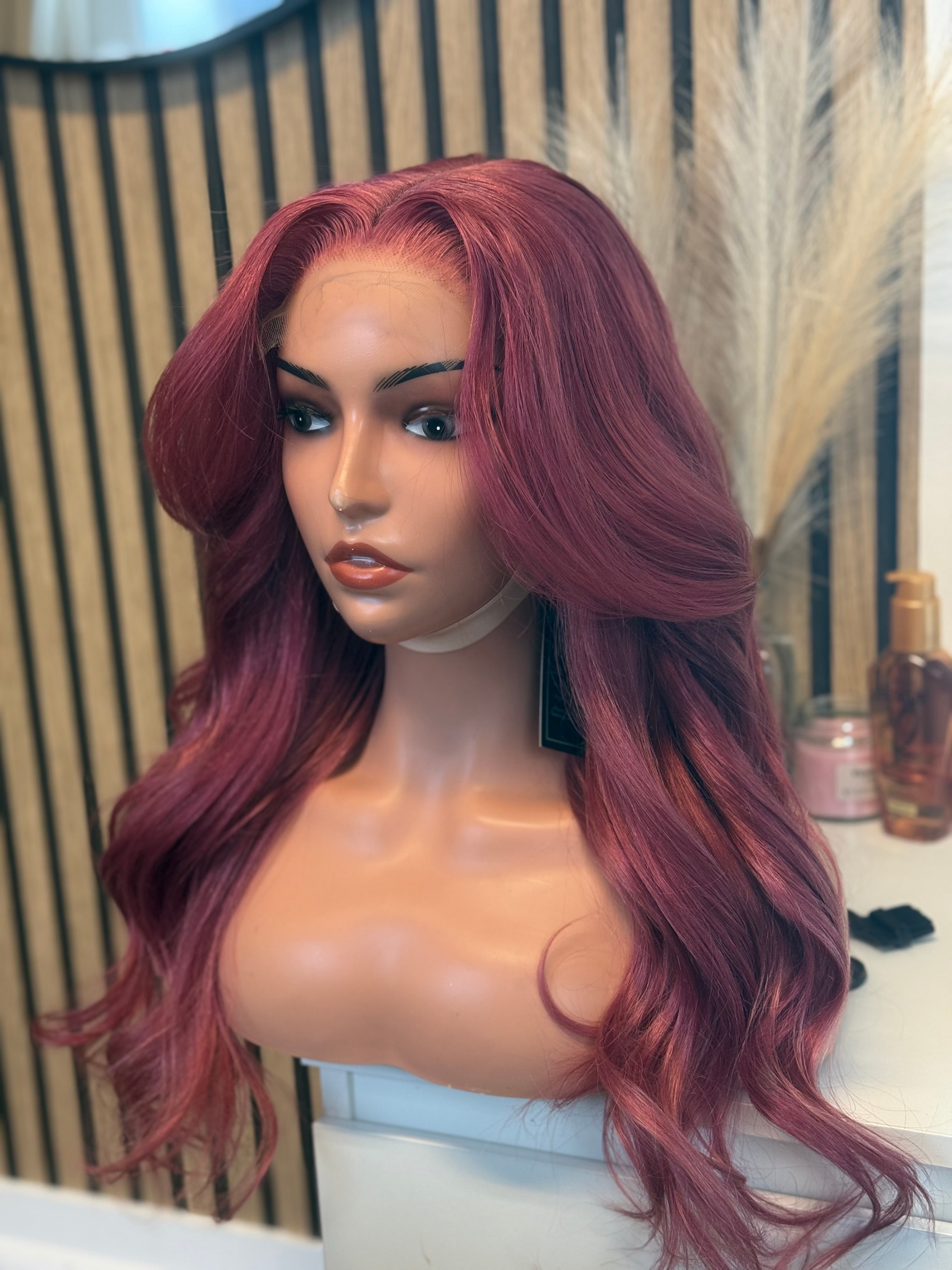 Perruque en cheveux humains avec texture naturelle.