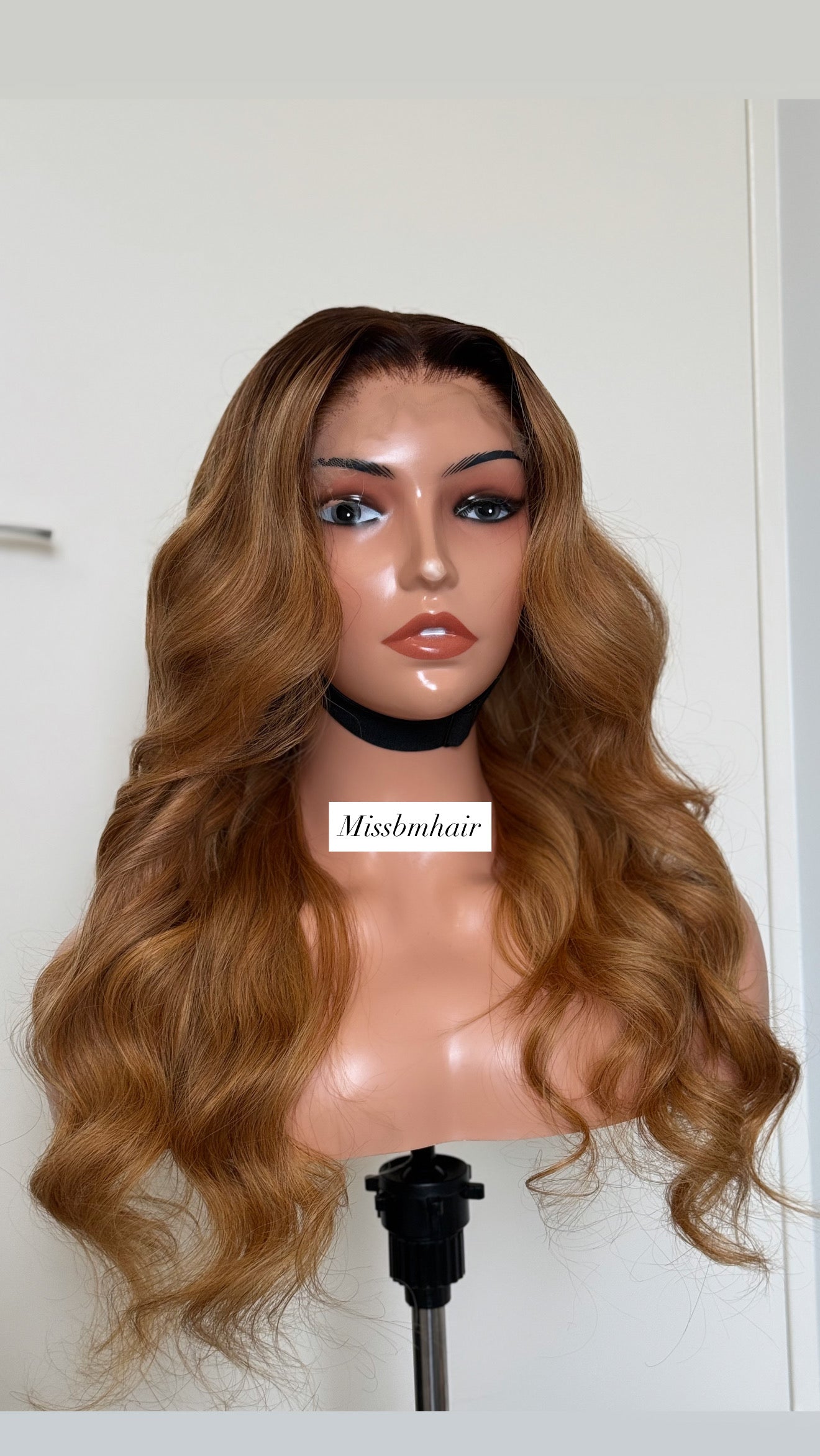 Perruque aux cheveux soyeux et brillants