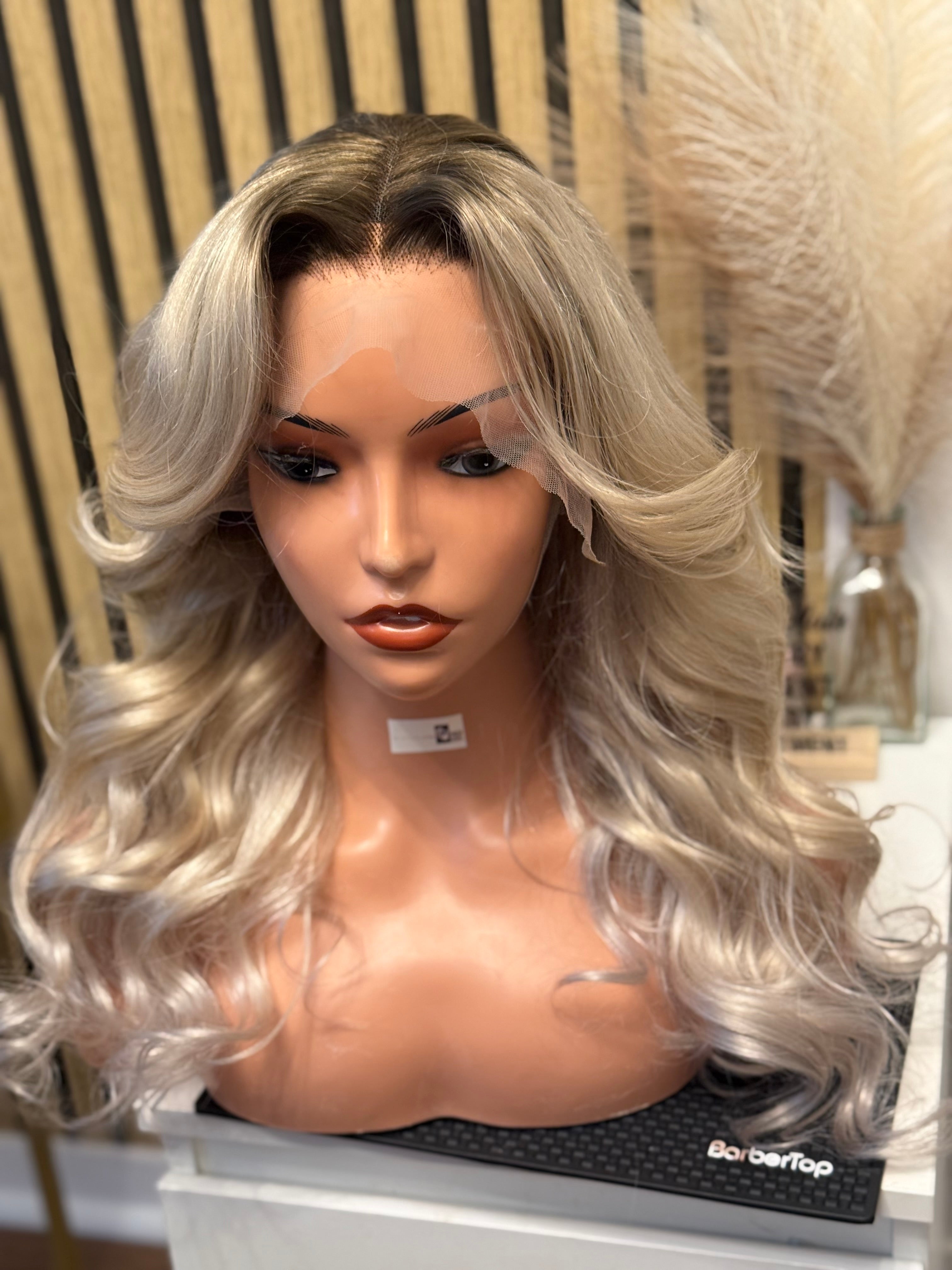 perruque blonde transformation look