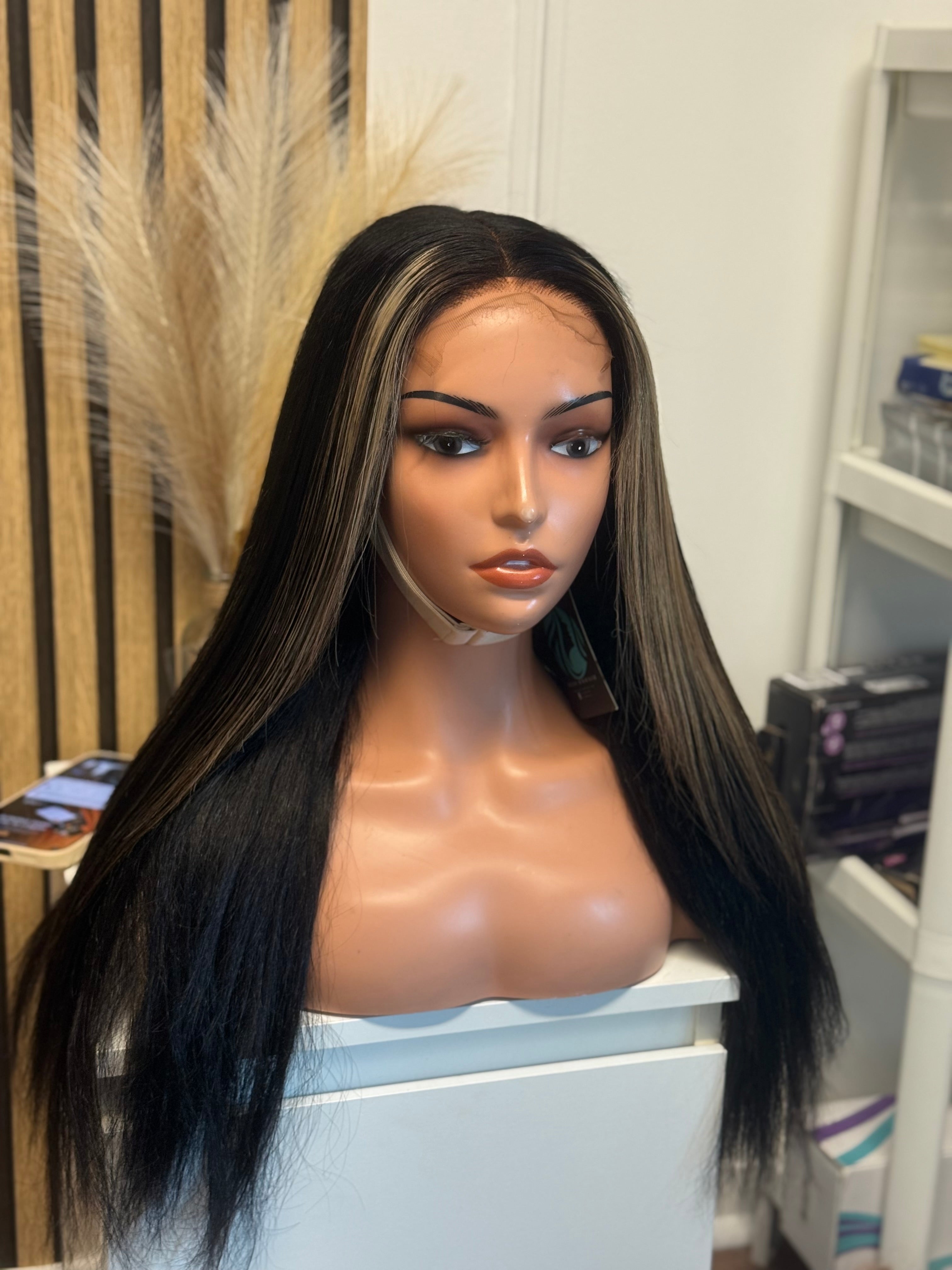 Perruque kinky curly avec boucles définies et volumineuses